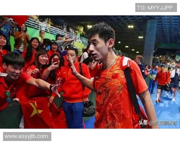 足球明星张继科高清照片展示他的风采与魅力，尽显运动员的青春活力与拼搏精神